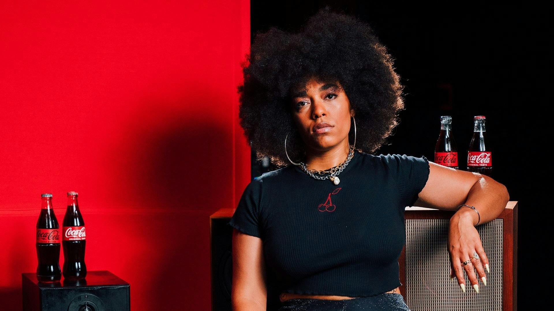 Mo’Mot feiert mit ihrer Stimme, ihren Geschichten und ihrem unverwechselbaren Afro die Rückkehr der Vinyl-Ära auf modernen Plattformen.