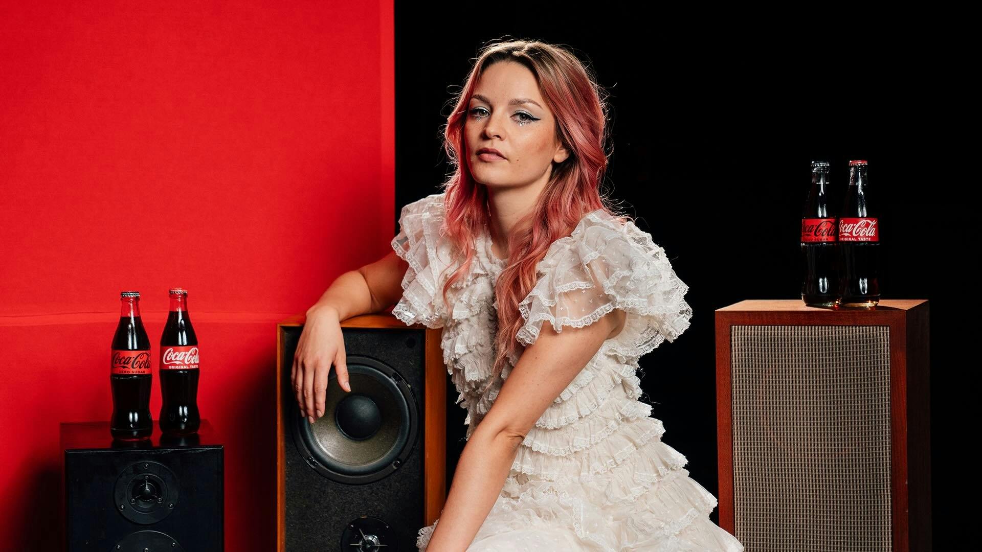 Die Tessiner Singer-Songwriterin mit französischen Wurzeln Julie Meletta debütierte mit ihrer ersten EP «CHIC!» im Mai 2023 erfolgreich!