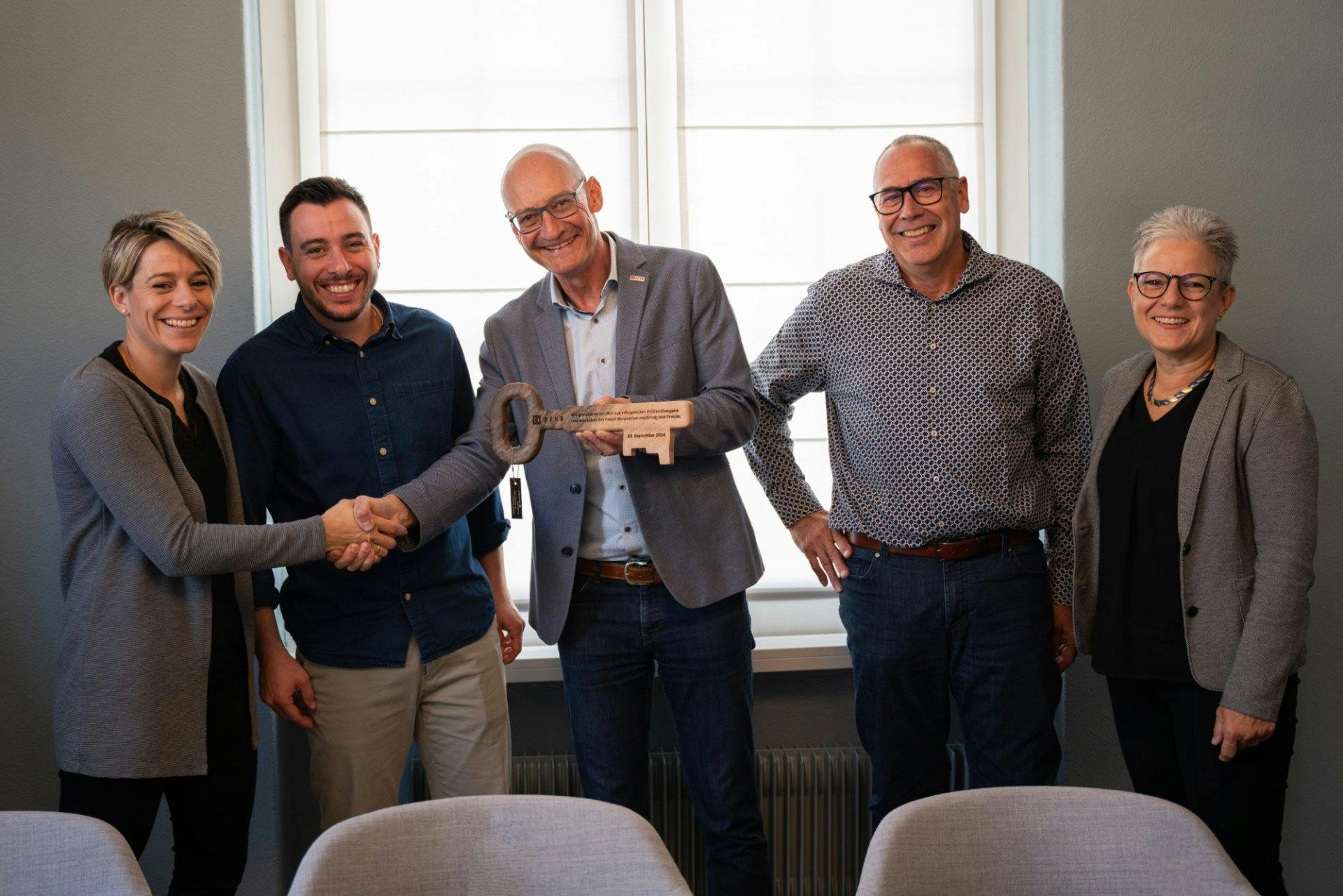 Schlüsselübergabe: Tochter Sarah Jost-Neuhaus, und Sohn Patrick Neuhaus zusammen mit Thomas Zimmermann, BEKB-Nachfolgeexperte, Vater Ruedi Neuhaus und Mutter Marlis Neuhaus