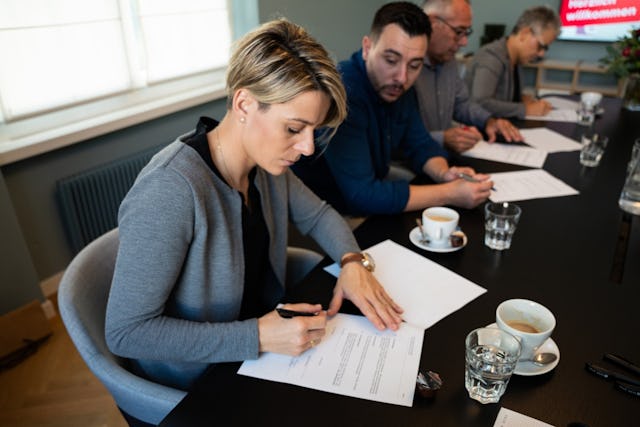 Tochter Sarah, Sohn Patrick, Vater Ruedi und Mutter Marlis bei der Vertragsunterzeichnung.