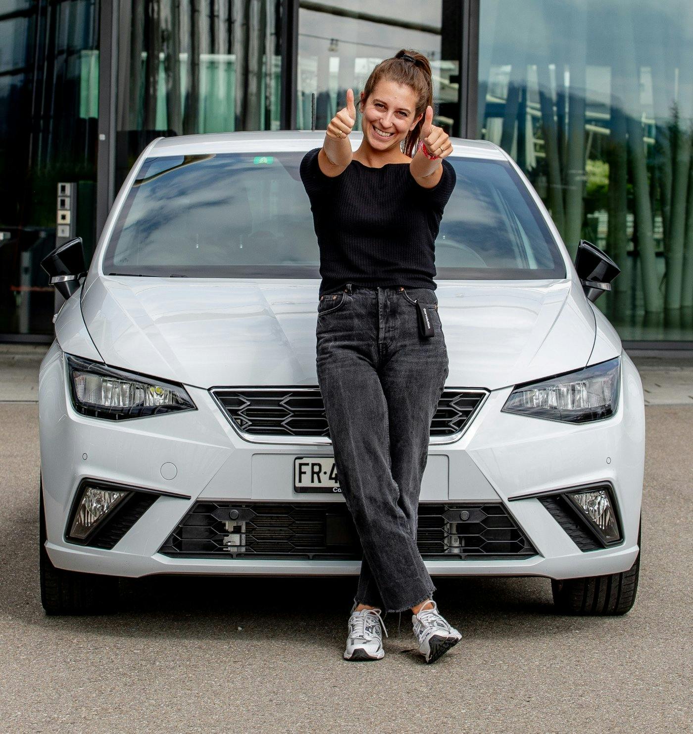 Carvolution Mitgründerin Léa Miggiano kennt die Herausforderung, dass die Gesamtkosten rund ums Auto oft unterschätzt werden. Gemäss Studie sogar bis zu 50 Prozent unterschätzt.