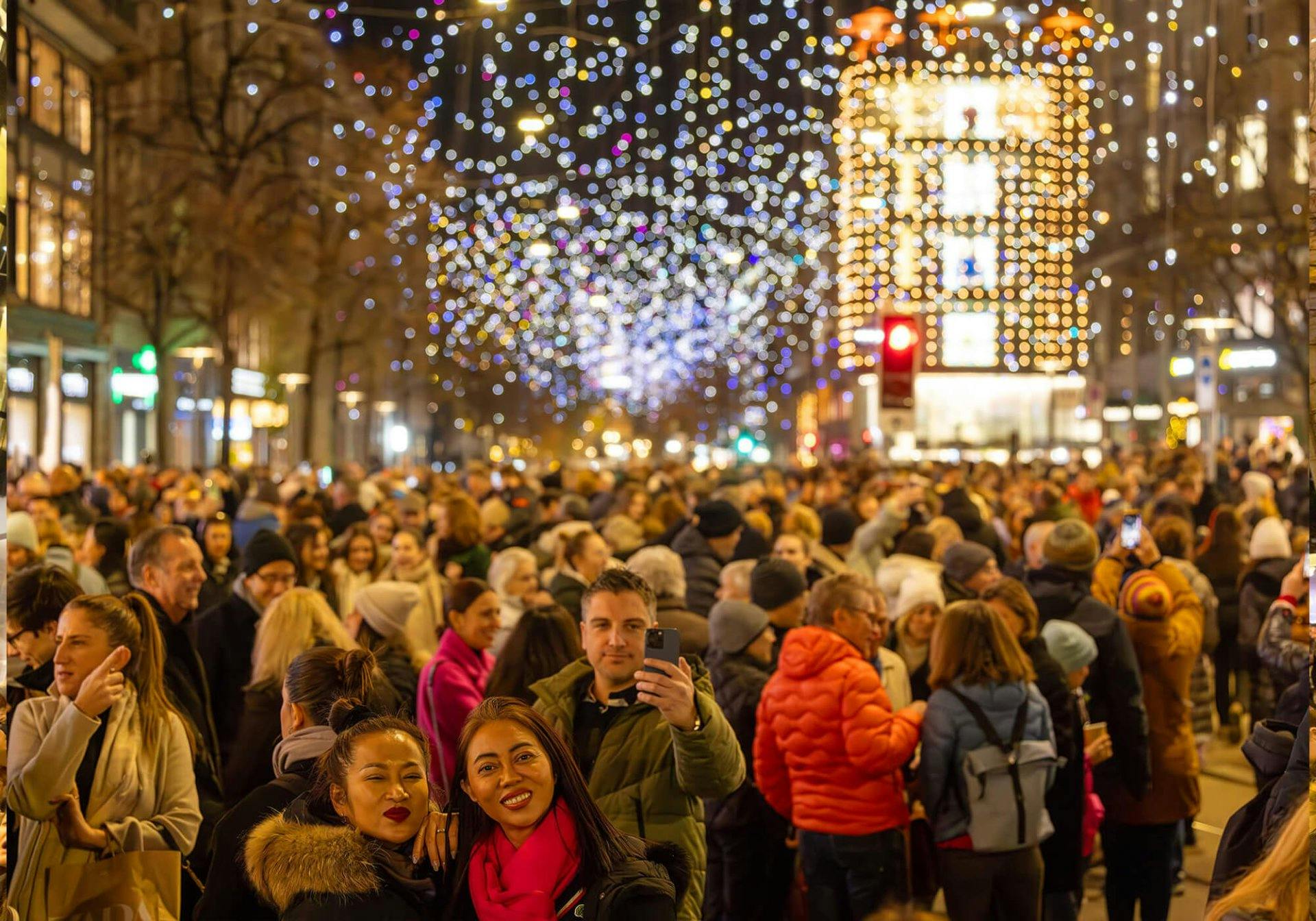 Gemeinsam feiern und staunen – das Night Shopping zieht zehntausende Besucherinnen und Besucher an.