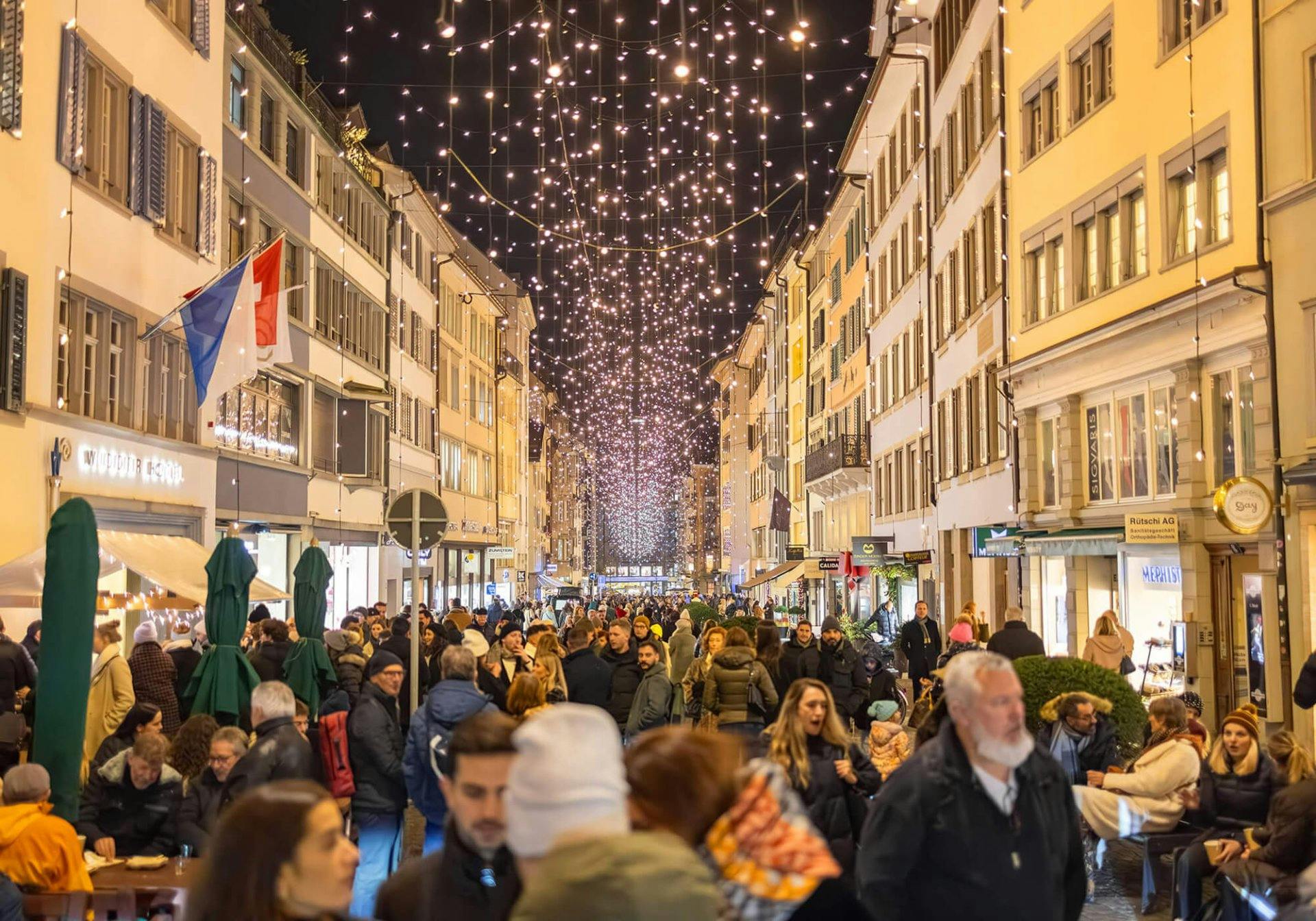 Der magische Moment: Um 18 Uhr erstrahlt Zürich im weihnachtlichen Glanz.