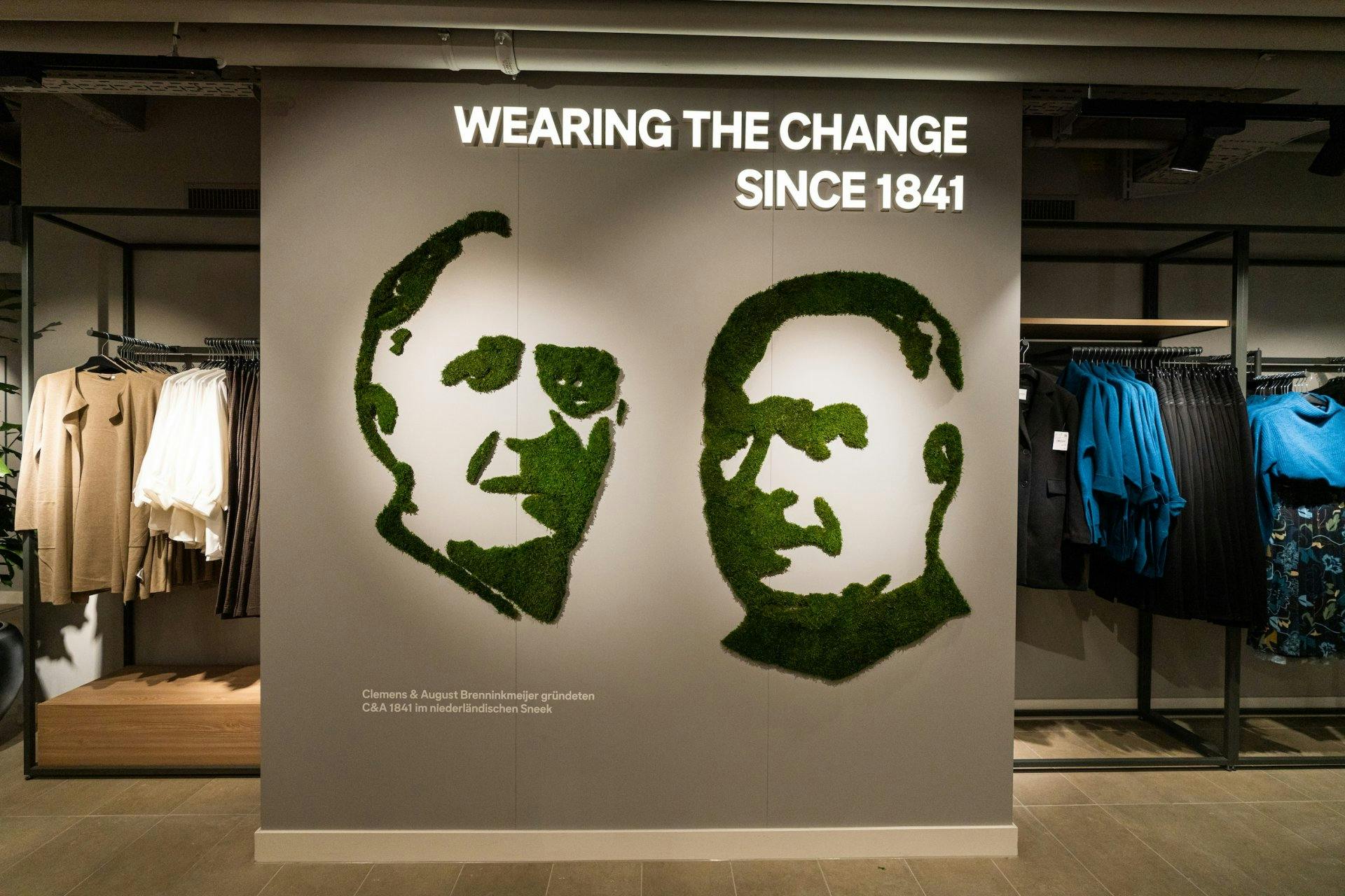 Die zwei Gründer von C&A, Clemens und August Brenninkmeijer, zieren ebenfalls eine Mooswand.