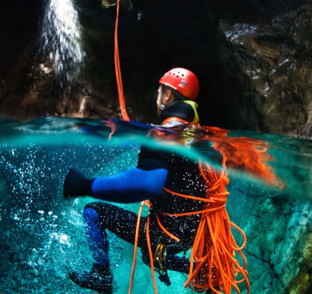 La bonne caméra te permet de capturer tes expériences de plein air, comme le canyoning.