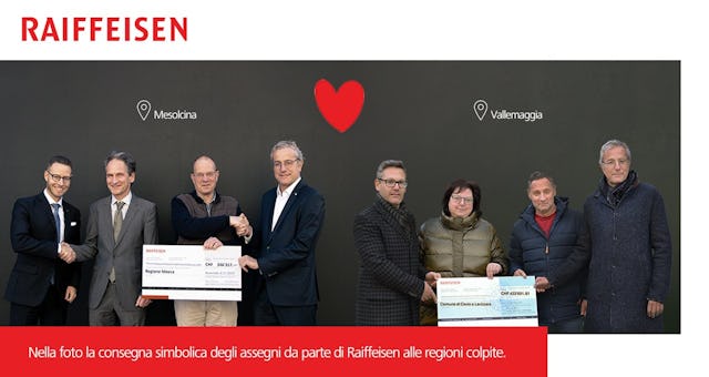 Per la regione Moesa, da sinistra: Pietro Stefanoni, Presidente della Direzione Banca Raiffeisen del Moesano, Giampiero Raveglia, presidente della regione Moesa, Nicola Giudicetti, sindaco di Lostallo, e Tiziano Pedrazzoli, Rappresentante Federazione Banche Raiffeisen Ticino e Moesano.

Per i comuni di Cevio e Lavizzara, da sinistra: Cristiano Terribilini, Presidente della Direzione Banca Raiffeisen Losone Pedemonte Vallemaggia, Wanda Dadò, sindaca di Cevio, Gabriele Dazio, sindaco di Lavizzara, e Tiziano Pedrazzoli, Rappresentante Federazione Banche Raiffeisen Ticino e Moesano.