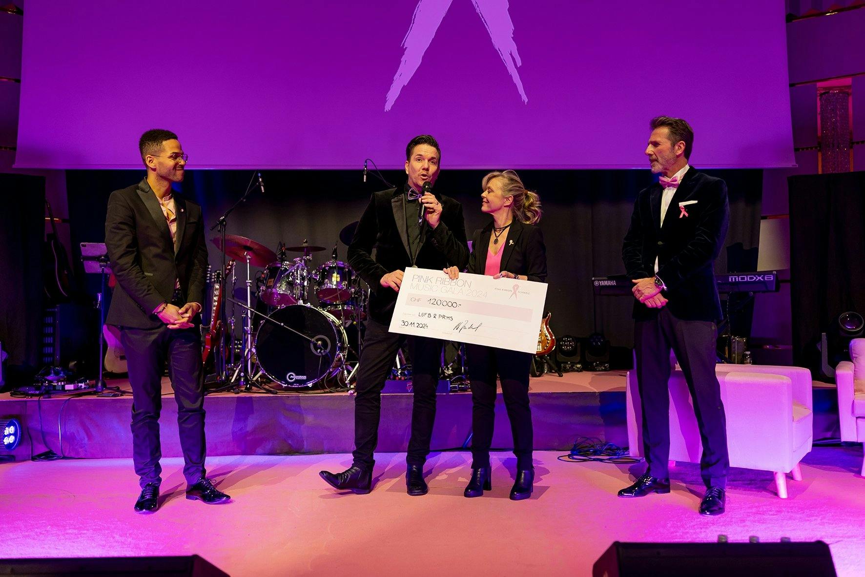 Sven Epiney, der durch den Abend führte, verkündete die stolze Summe von 120'000 Franken, die für den guten Zweck gesammelt wurde.