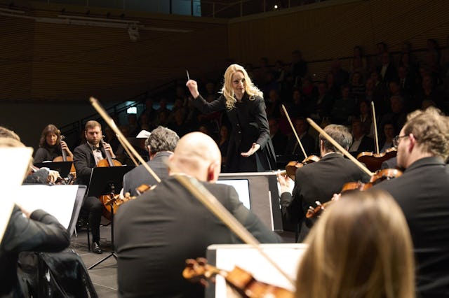 Lena-Lisa Wüstendörfer leitet das Swiss Orchestra und bringt ihre Leidenschaft für klassische Musik auf die Bühne.
