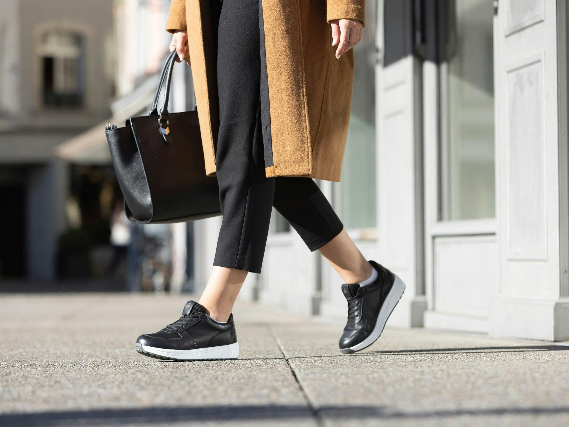 Bequem und schmerzfrei laufen: Anova hat die perfekten Schuhe dafür.