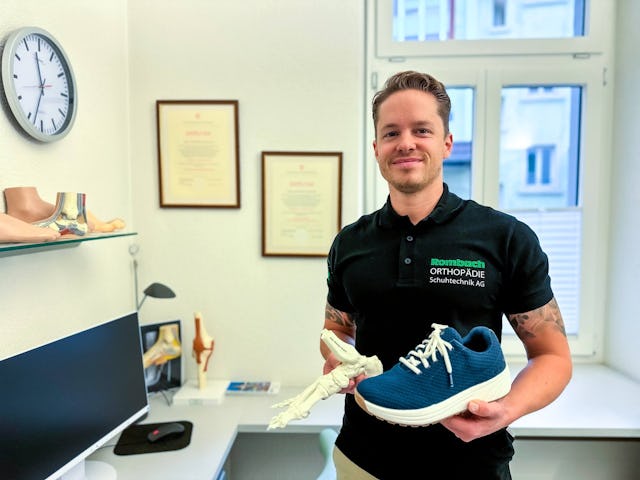 Pascal Rombach, Orthopädie-Schuhmachermeister sagt:  «Der Schuh ist gleichzeitig Therapie und Prophylaxe. Anova Schuhe geben dem Fuss während des gesamten Bewegungsablaufs Halt.»