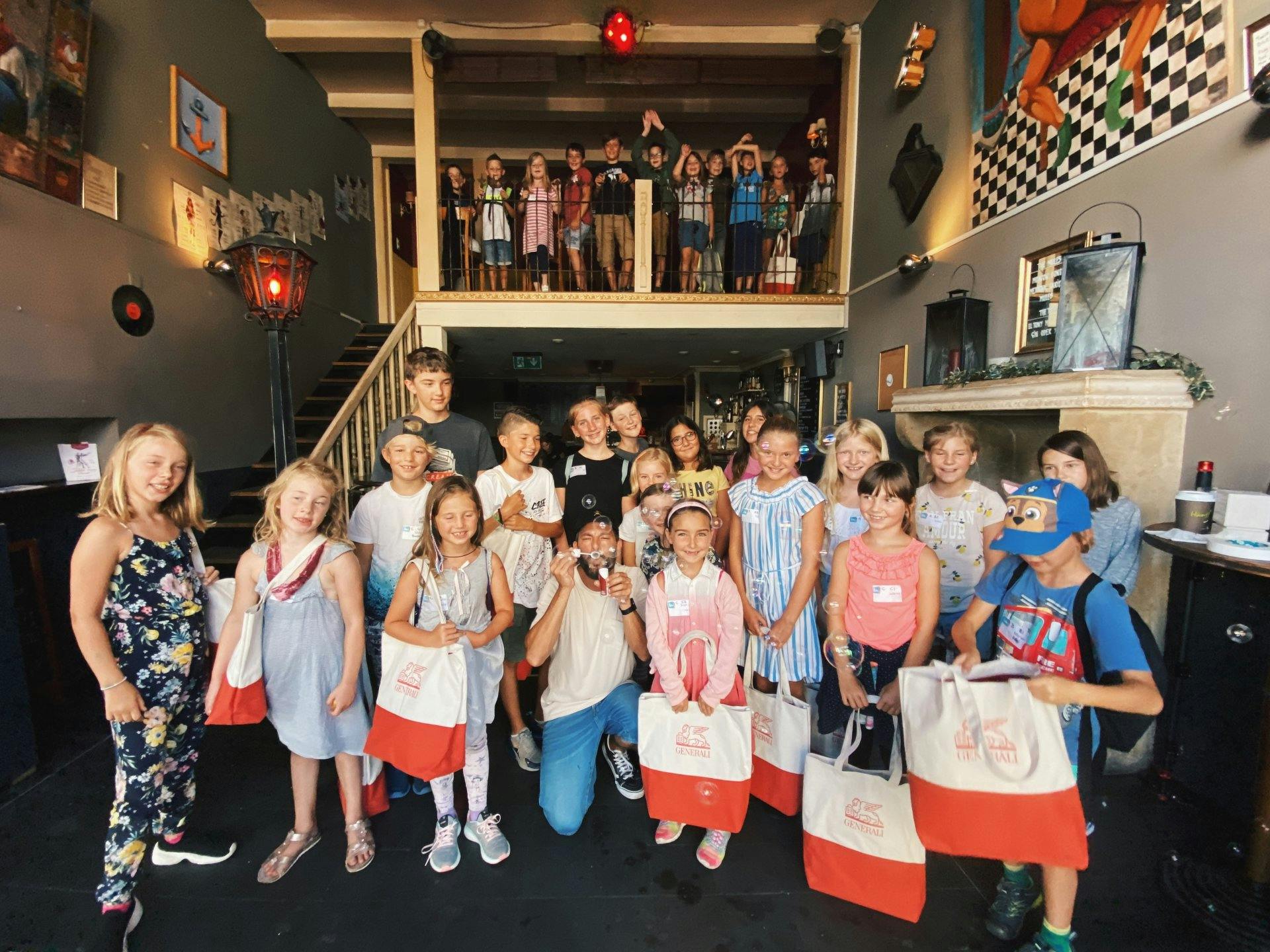 Des bulles de savon et des cadeaux: des enfants radieux à l’atelier de Lucerne.