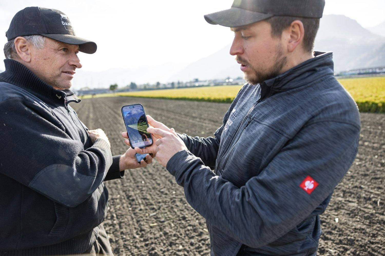 Arbeiten eng zusammen: Röbi und Patrick Danuser sind ein eingespieltes Team, das Posten auf Social Media überlässt der Vater jedoch gerne dem Sohn.