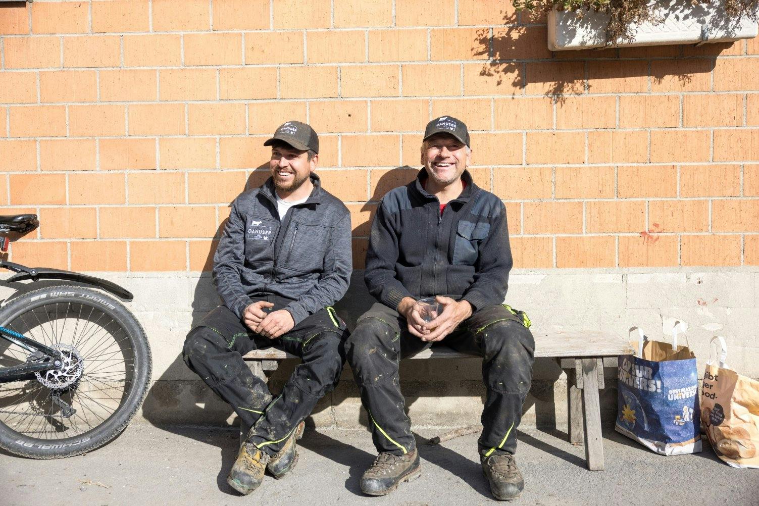 Schweizer Landwirtschaft ist Familiensache: «Man soll die Jungen nicht bremsen, wenn sie etwas bewegen wollen», sagt Vater Röbi Danuser.