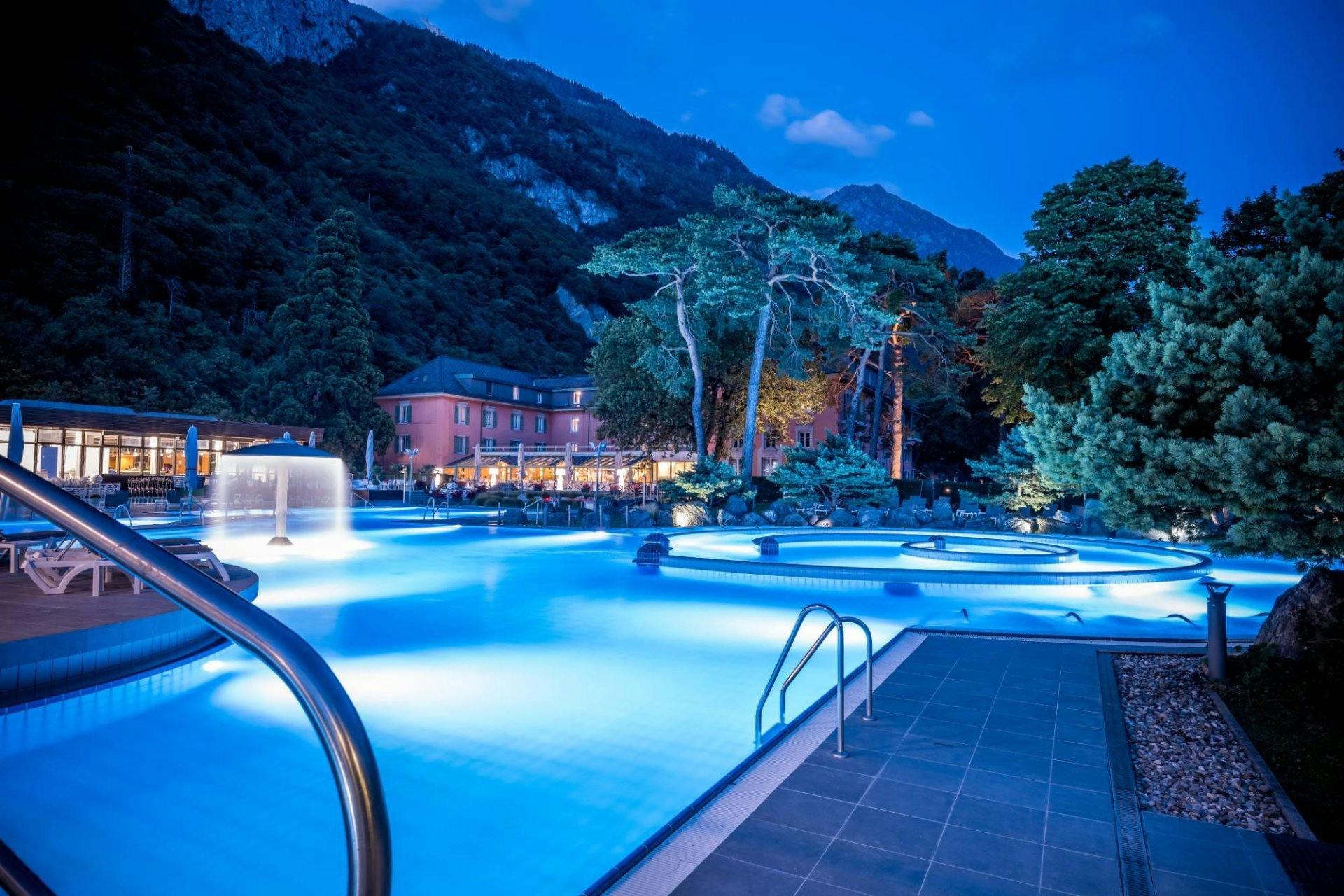 Aux pieds des Alpes, Les Bains de Lavey sont l'endroit idéal où venir se relaxer.