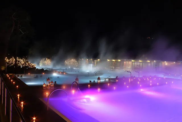 Viens vivre un moment d'exception aux Bains de Lavey lors des Baignades aux chandelles.