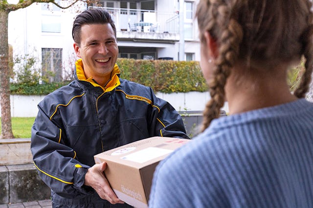 Non ci sono più scuse: chi non riesce a recarsi in filiale può far ritirare il pacco comodamente a domicilio. Aiutare non è mai stato così facile!