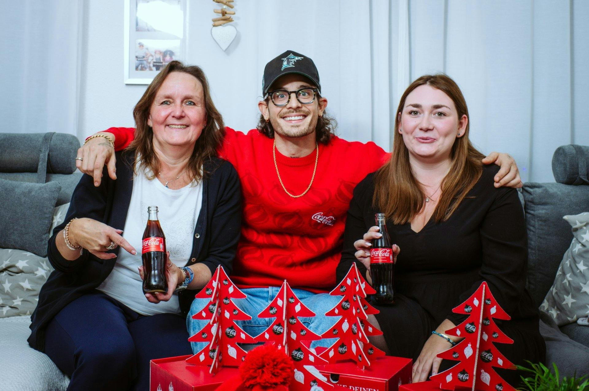 Caroline nominierte ihre Tochter Vanessa als ihren persönlichen Santa, die von Loco Escrito mit einem Wohnzimmerkonzert überrascht wurde.