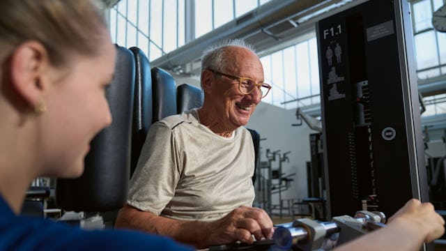 Begleitetes Training an der F1.1 für einen starken Rumpf.