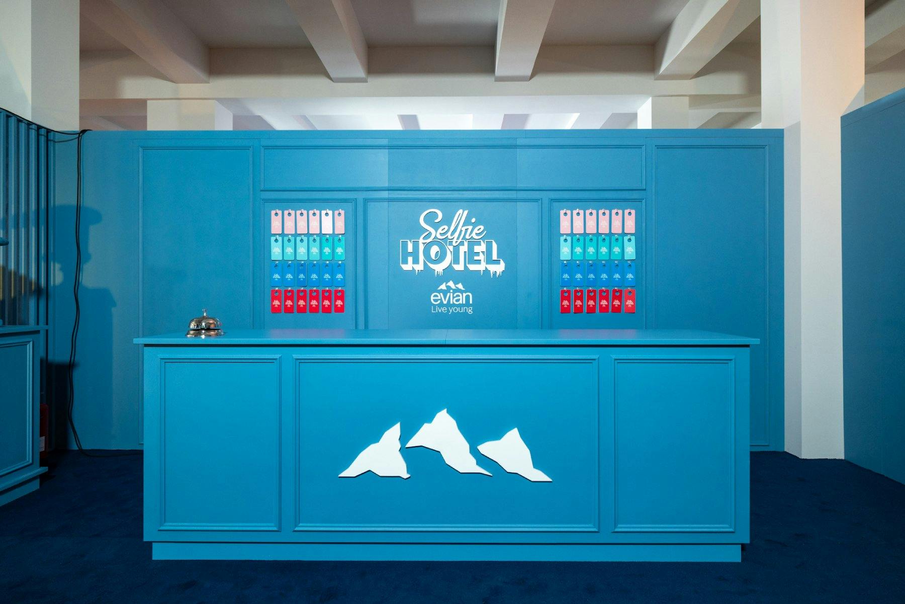 Lass dich von den interaktiven Installationen und Designs der «evian»-Kampagne begeistern.