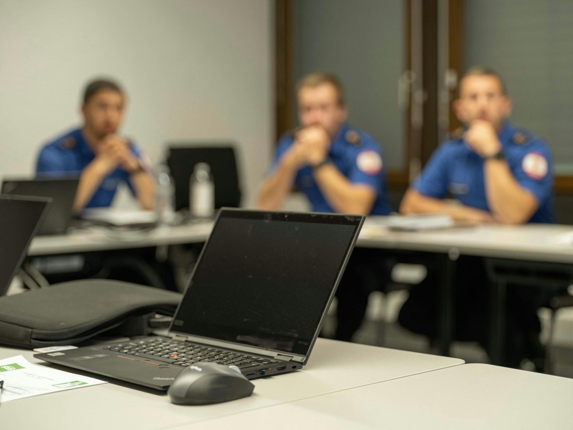 Eine Karriere bei der Kantonspolizei Bern bietet Sicherheit und Perspektiven.