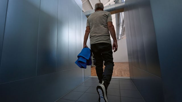 le meilleur moment pour commencer la musculation est maintenant. Vue depuis les vestiaires en direction de la surface d'entraînement.