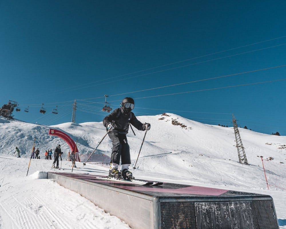 Apprends les bases du freestyle au Funslope de Verbier.