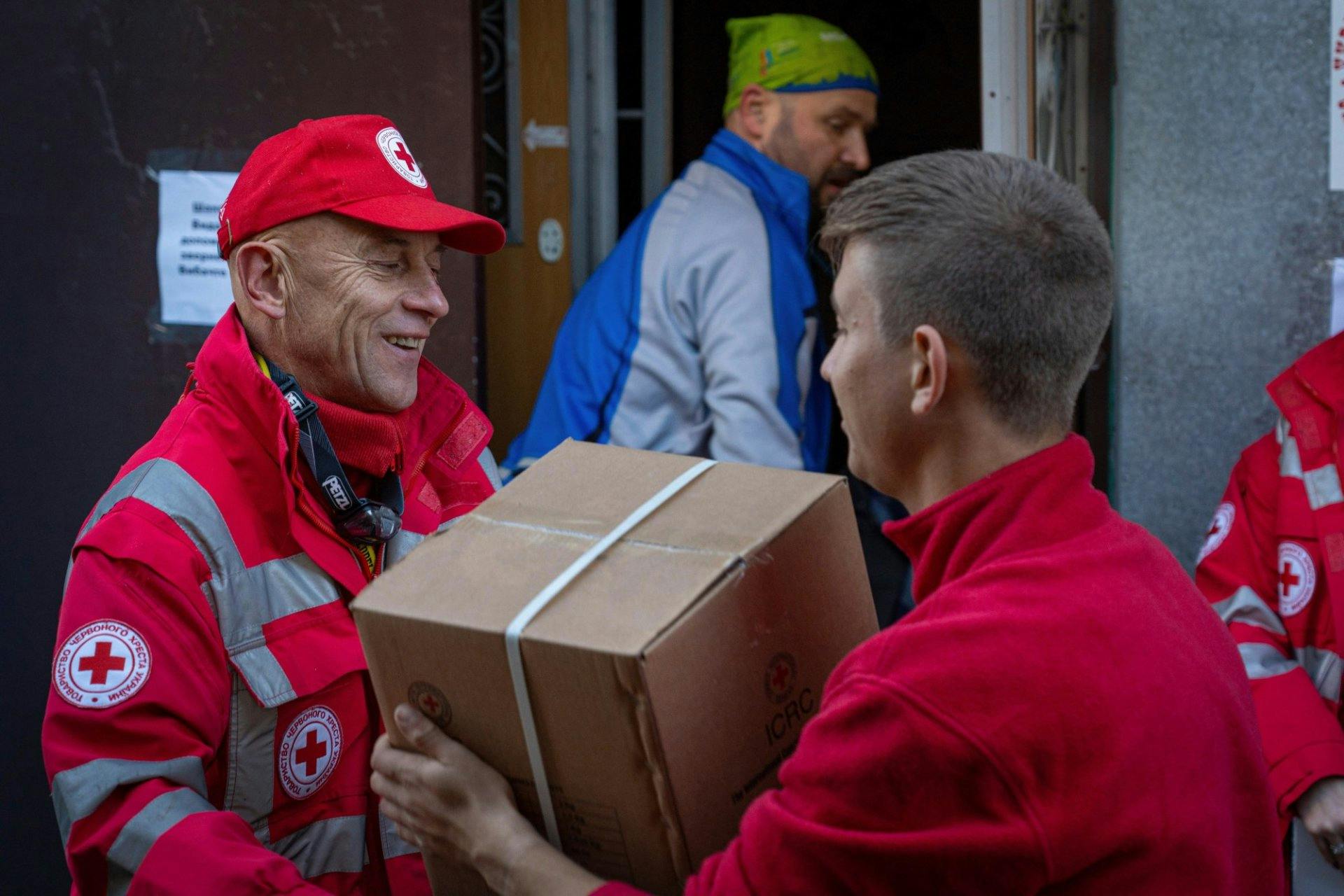 Das IKRK-Team liefert Hilfsgüter an die Ukrainische Rotkreuzgesellschaft