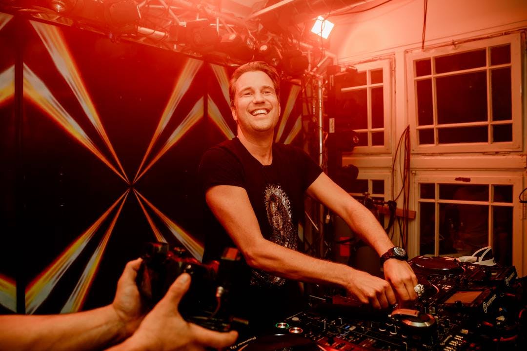 An den Turntables zeigen nicht nur DJ und Produzent Mad Mark sowie lokale DJs ihr Können, sondern auch Antoines Sohn Sebastian Konrad.