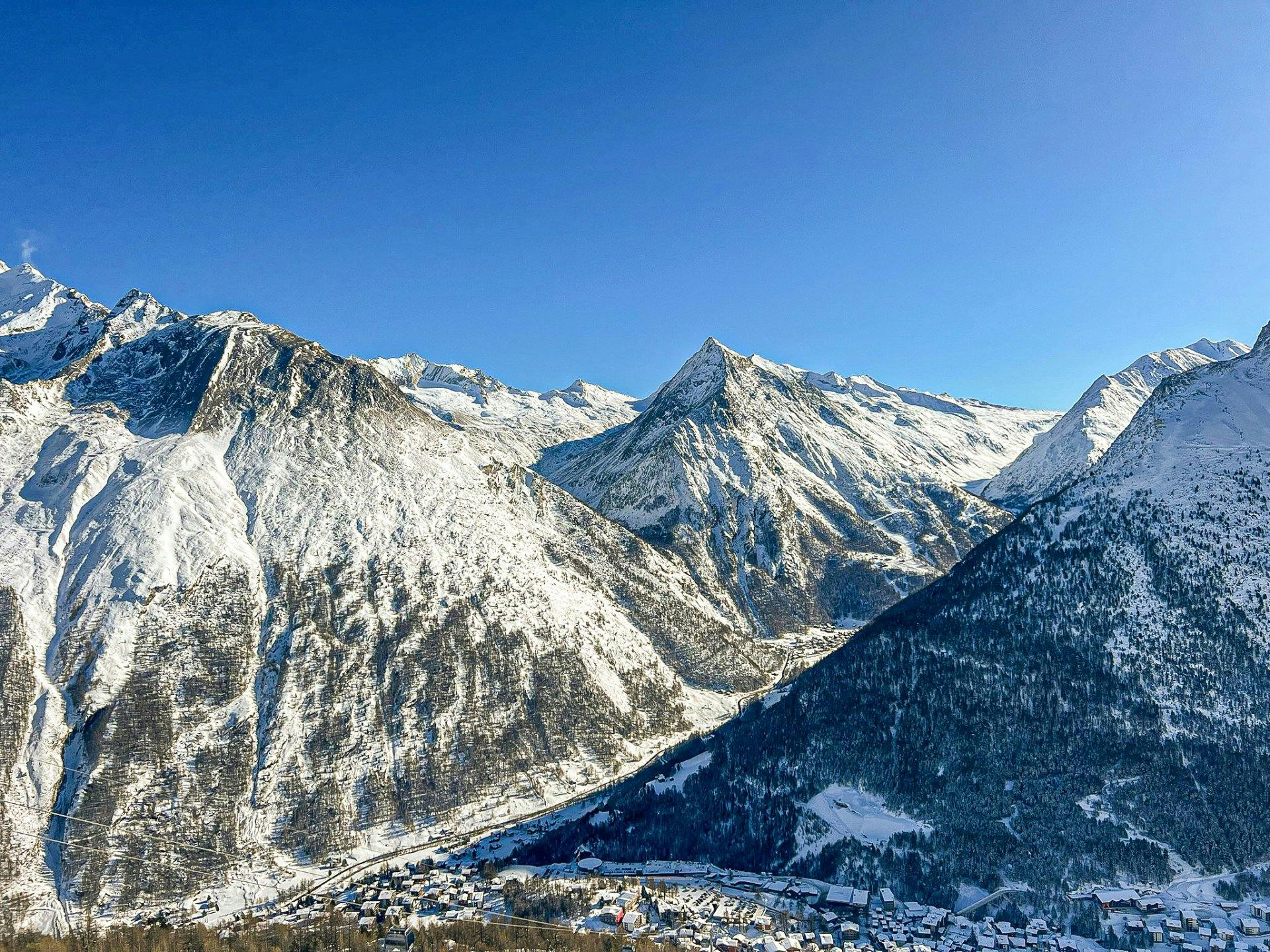 Im Saastal ist man umgeben von 18 Viertausender. Das Panorama ist überwältigend!
