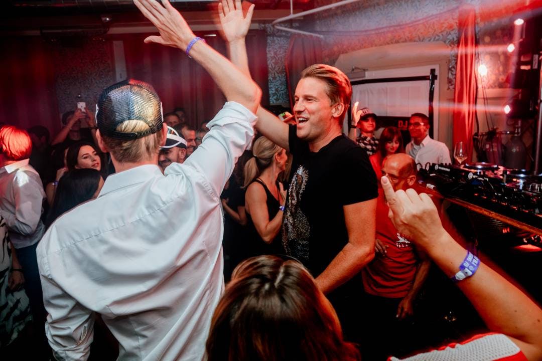 Sei dabei, wenn DJ Antoine für seine legendäre Party -Reihe HOUSEWORKS X CITY SHOWS in Zürich, Bern und St. Gallen hinter dem DJ-Pult die Menge mit Hi...