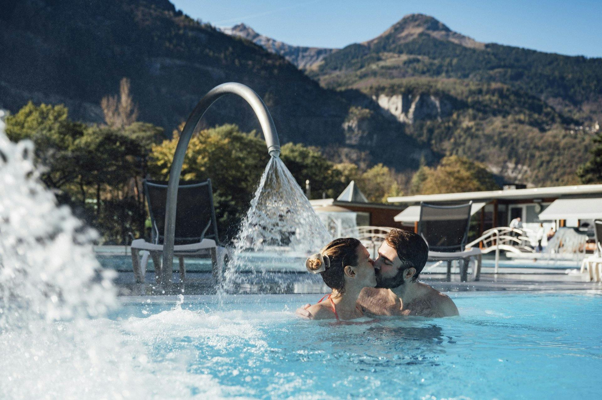 Que dirais-tu d’un moment de détente à deux dans l’eau thermale la plus chaude de Suisse...