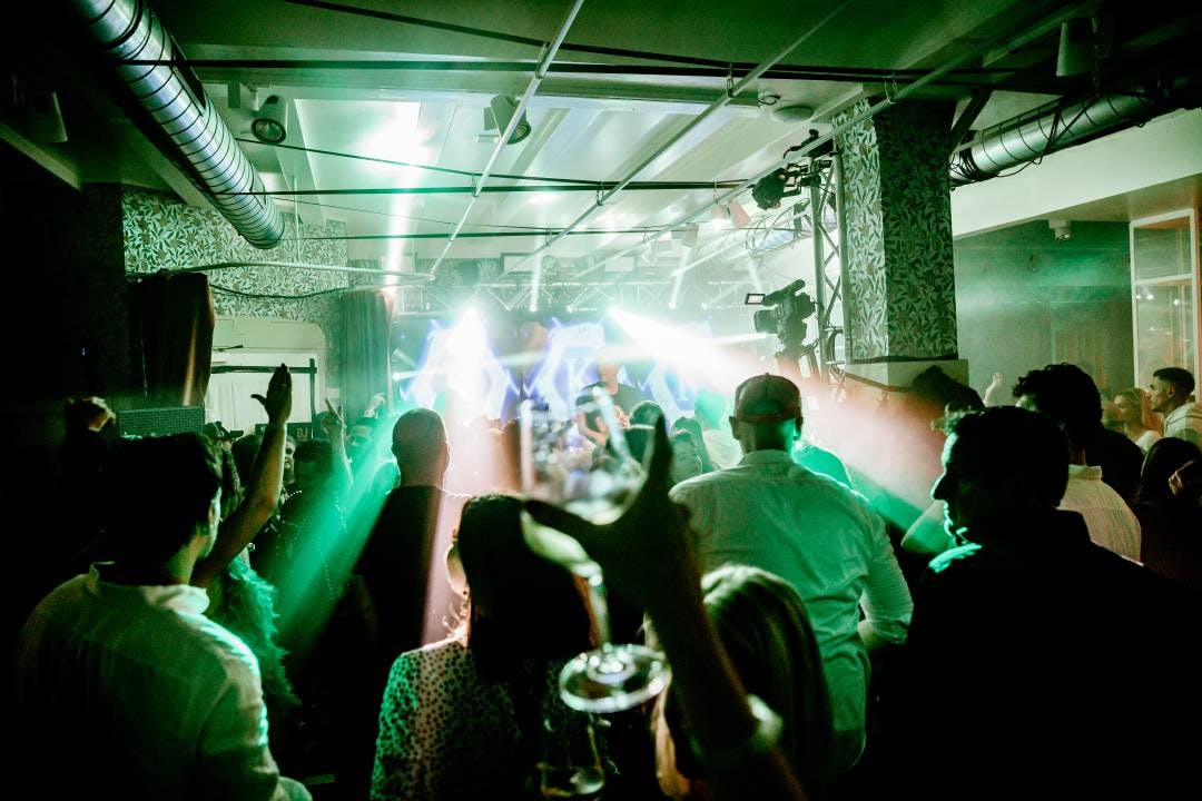 Statt auf einer Bühne, heizen die DJs der Menge auf der Tanzfläche ein: «Die Leute können sich rund ums Pult herum verteilen und den Groove ganz nah m...