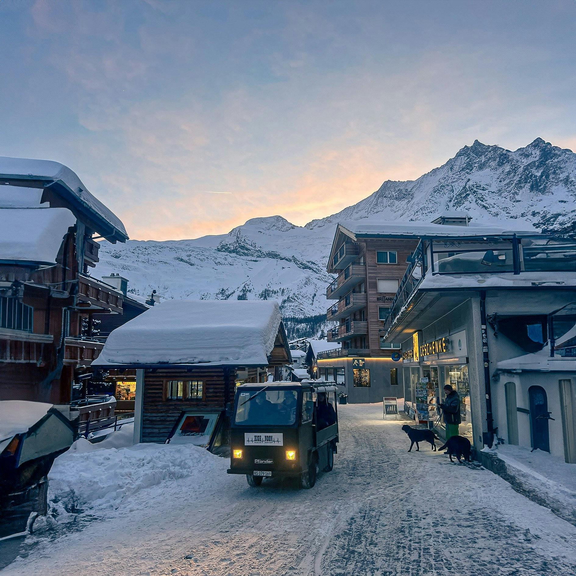 Abendstimmung im ruhigen, verschneiten Saas-Fee.