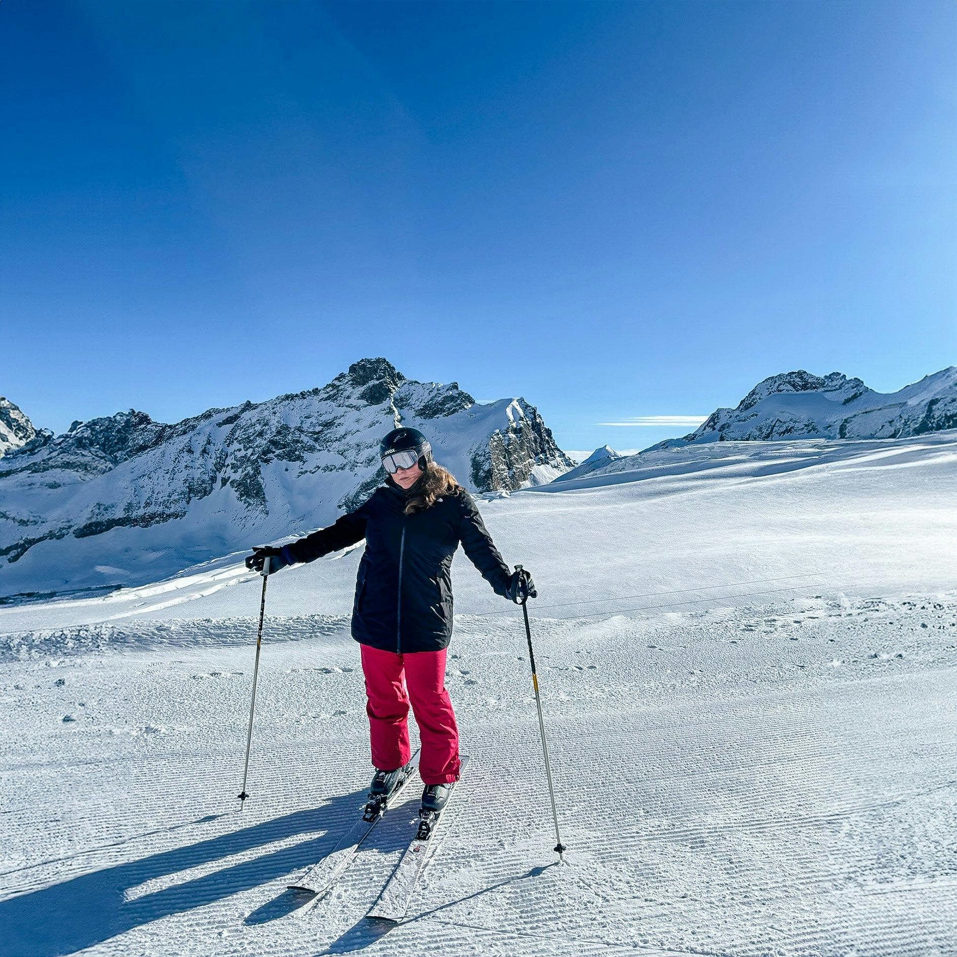 Viel Schnee, breite Pisten und ein wunderschönes Panorama: Ich bin bereit für den Skitag!