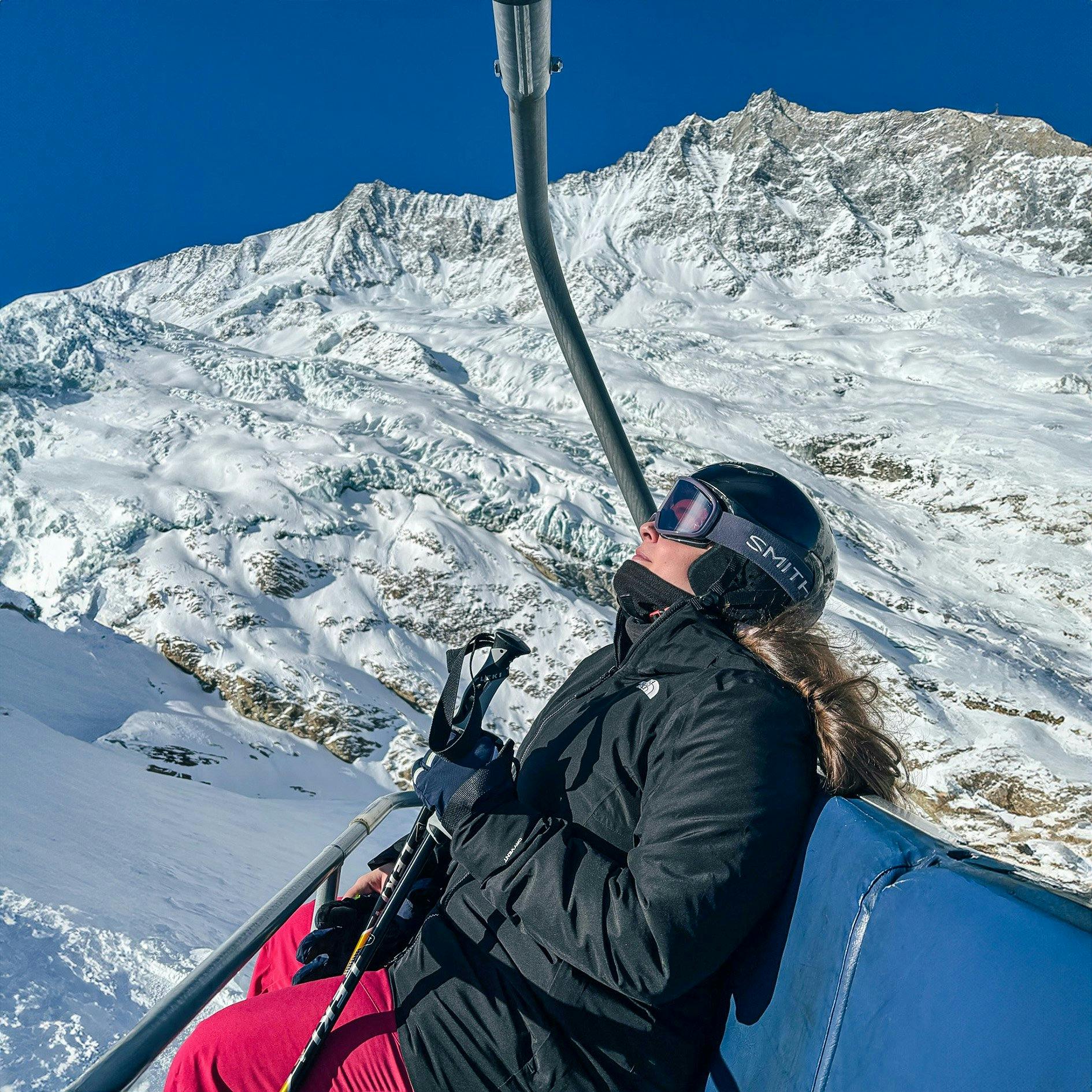 Hier tanke ich auf dem Skilift so viel Vitamin D wie möglich und atme die reine Bergluft ein. Ganz ehrlich? Gerade könnte ich nicht glücklicher sein.