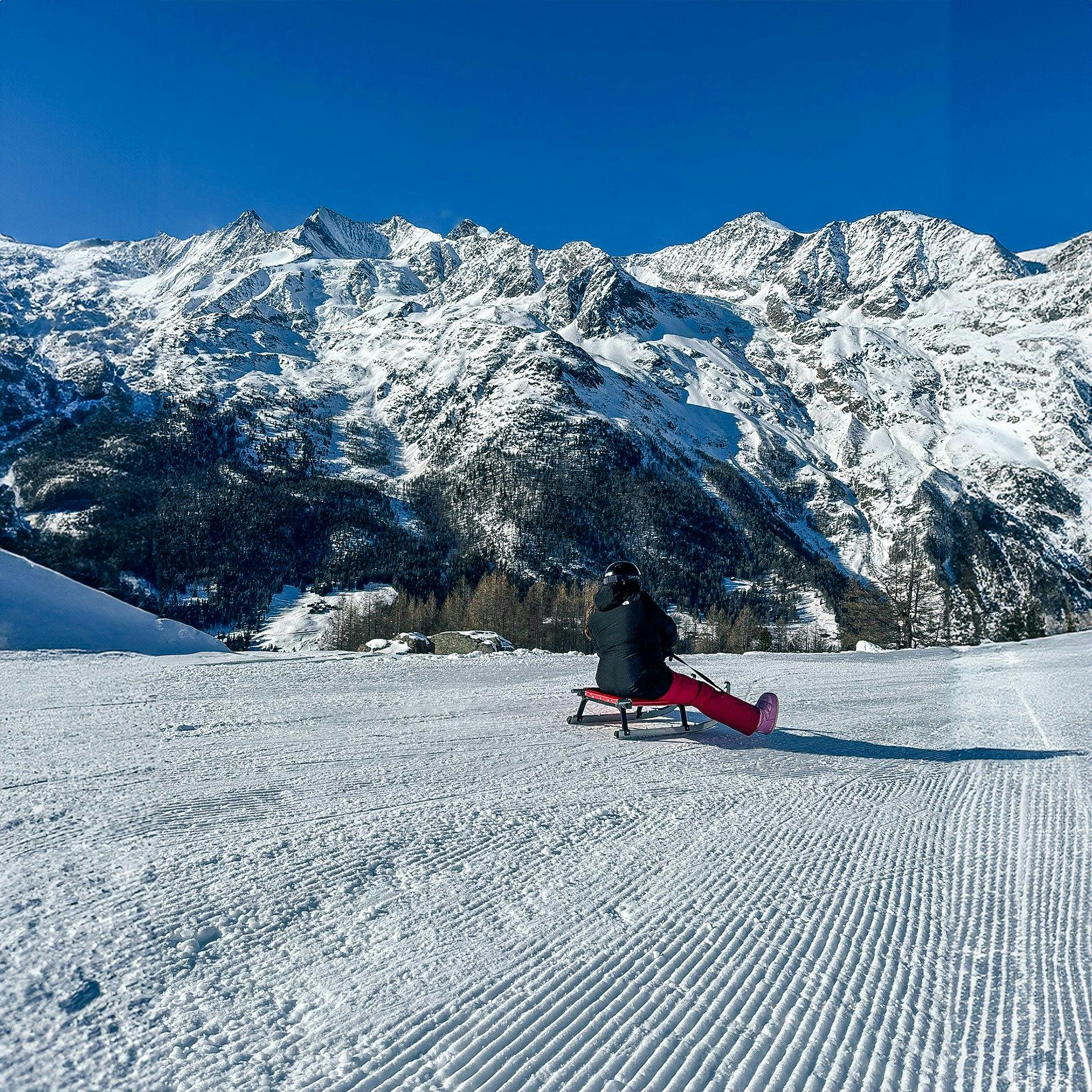 Abfahrt mit Kindheitsfeeling: Beim Schlitteln in Saas-Grund ist der Nervenkitzel inklusive.