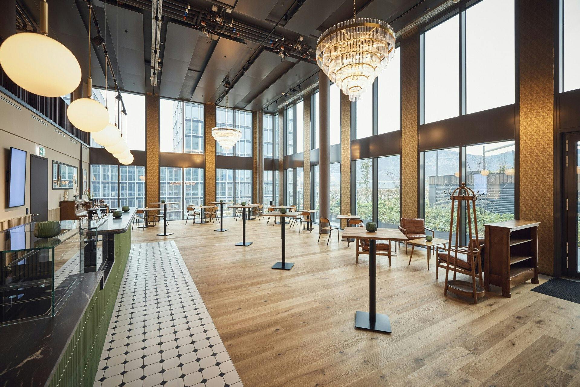 Le «Rouftop» est le choix idéal pour les événements de réseautage, car il offre une ambiance très chaleureuse et une vue à couper le souffle grâce à s...