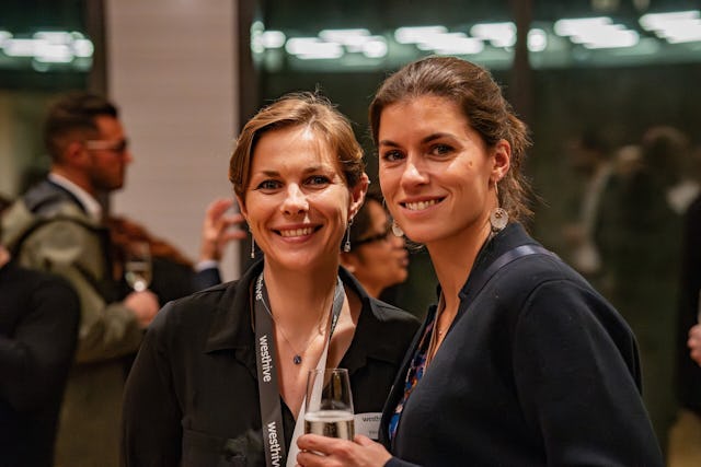 Valentine et Elena de l'équipe Westhive soutiennent les organisateurs d'événements de A à Z. Valentine et Elena de l'équipe Westhive soutiennent les organisateurs d'événements de A à Z.