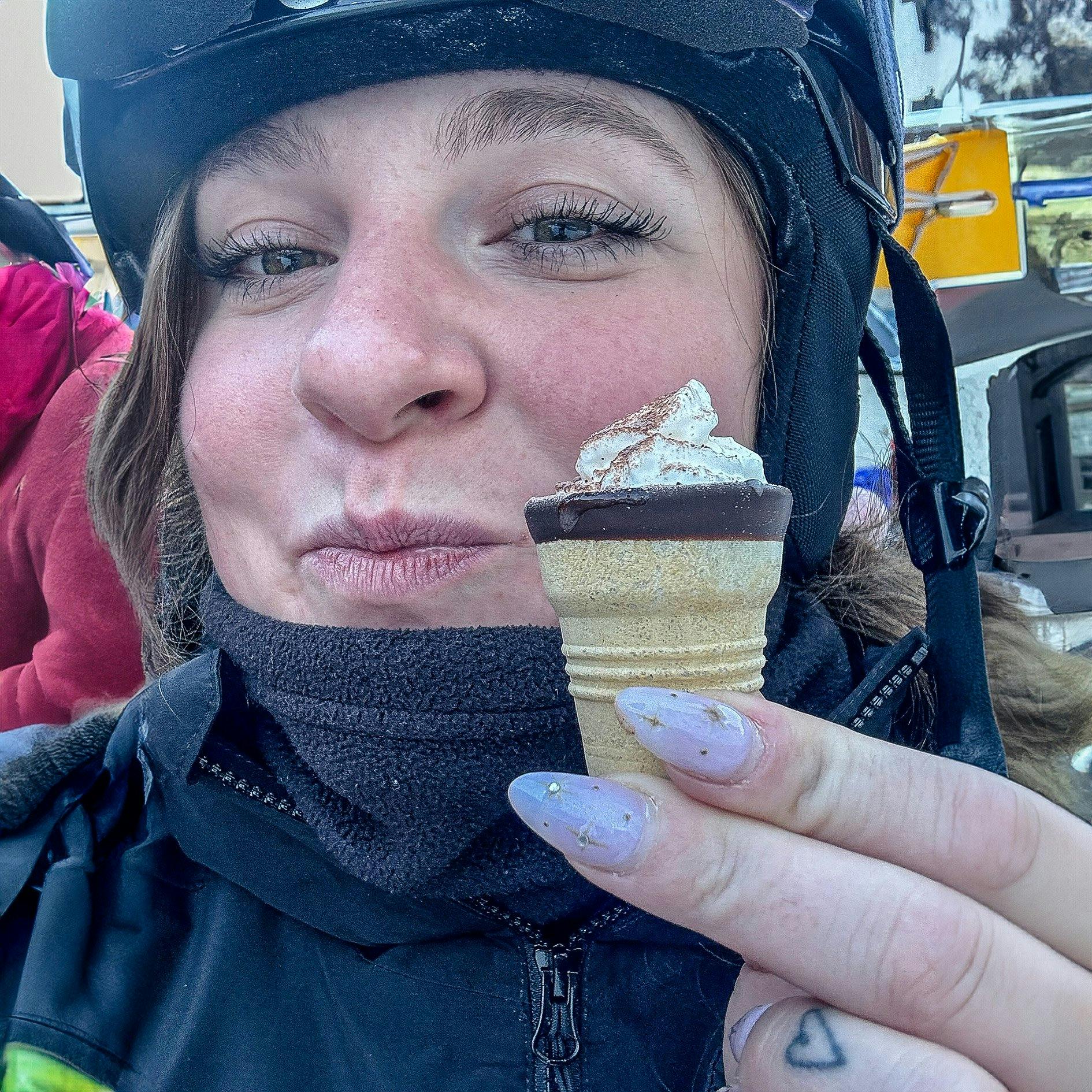 À l’après-ski, j’ai dégusté un Schneeflöckli, un «flocon de neige» maison dans un verre à shot comestible et c’était aussi délicieux que ça en avait l...