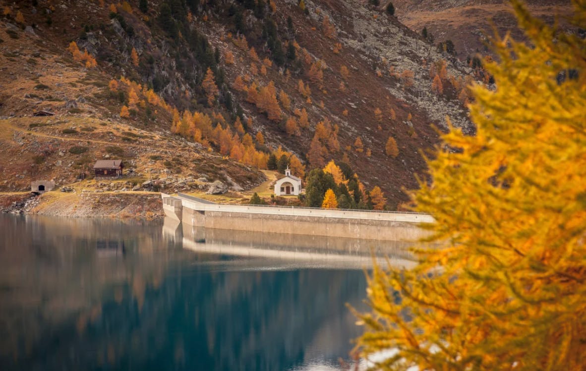 Depuis Siviez, les randonneurs arrivent au bisse le plus élevé de la commune de Nendaz. Il n’y coule certes plus d’eau et le bisse de Chervé conduit directement les randonneurs au lac de Cleuson, par une route majestueuse en altitude.

Progressivement, les tons chauds de l’automne s’enrichissent du bleu turquoise du lac du barrage et offrent une palette chromatique des plus spectaculaires. Depuis l’imposant barrage, les randonneurs bénéficient d’une vue imprenable sur la vallée avant de redescendre sur le chemin du retour. Sur ce chemin, un arrêt dans la petite chapelle de montagne Saint-Barthélémy s’impose. Le retour à Siviez se fait en traversant une forêt.