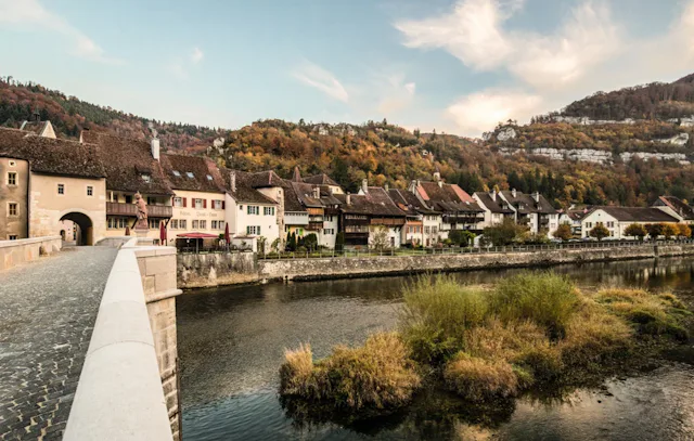 La discrète bourgade de St-Ursanne fête cette année son 1400e anniversaire et se réjouit d’accueillir de très nombreux visiteurs. Fondée depuis tant d’années, la bourgade fascine toujours et encore par son charme médiéval et sa situation idyllique.

L’année 2020 marque l’arrivée du Circuit Secret, une visite interactive de la ville. À l’aide d’une application, les visiteurs marchent sur les pas d’un historien célèbre et profitent ainsi d’une découverte unique de l’histoire du lieu. Le circuit a été élaboré sous la tutelle du célèbre illustrateur John Howe (trilogie du «Seigneur des anneaux»).