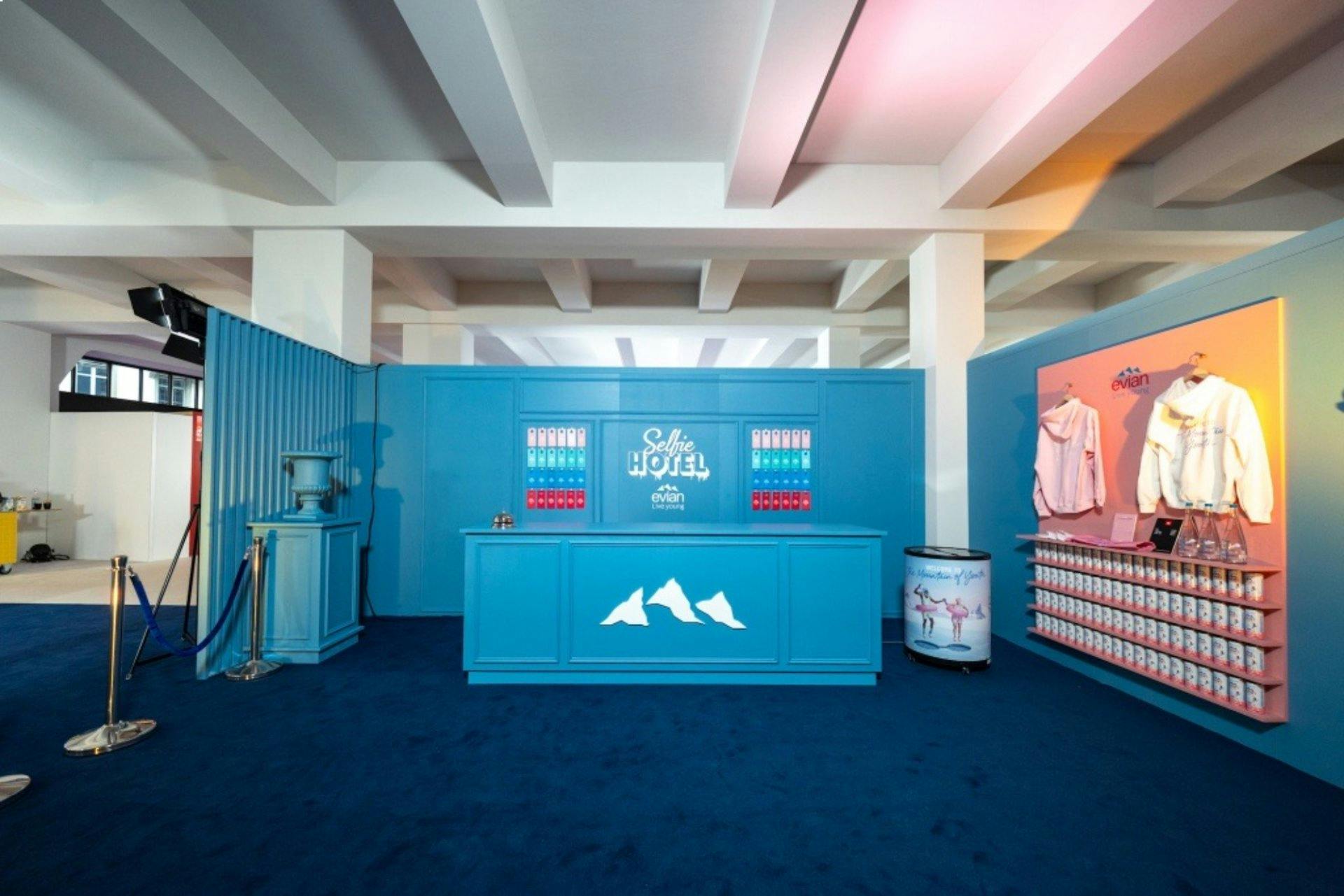 Im Selfie Hotel gibt es exklusiv auch ausgewählte «evian»-Produkte zu erstehen.