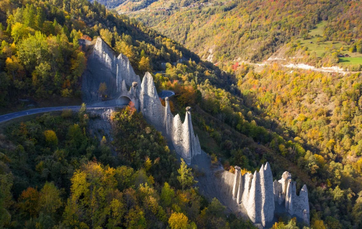 Accompagnés d’un guide de randonnée local, les randonneurs partent pour une journée d’exploration à travers l’idyllique Val d’Hérens. Deux curiosités géologiques raviront les hôtes: les Pyramides rocheuses d’Euseigne, pouvant atteindre 15 mètres de haut, et les sources chaudes de Combioula, parfaites pour faire une pause. Après ce rafraîchissement, la randonnée se poursuit vers le hameau agritouristique d’Ossona. Il est vivement recommandé de faire une pause à l’auberge d’Ossona (ouverte de mi-avril à fin octobre) et de goûter aux délicieux produits de l’agriculture. Le spectaculaire pont suspendu ramène à la Luette, où cette journée trépidante se termine.