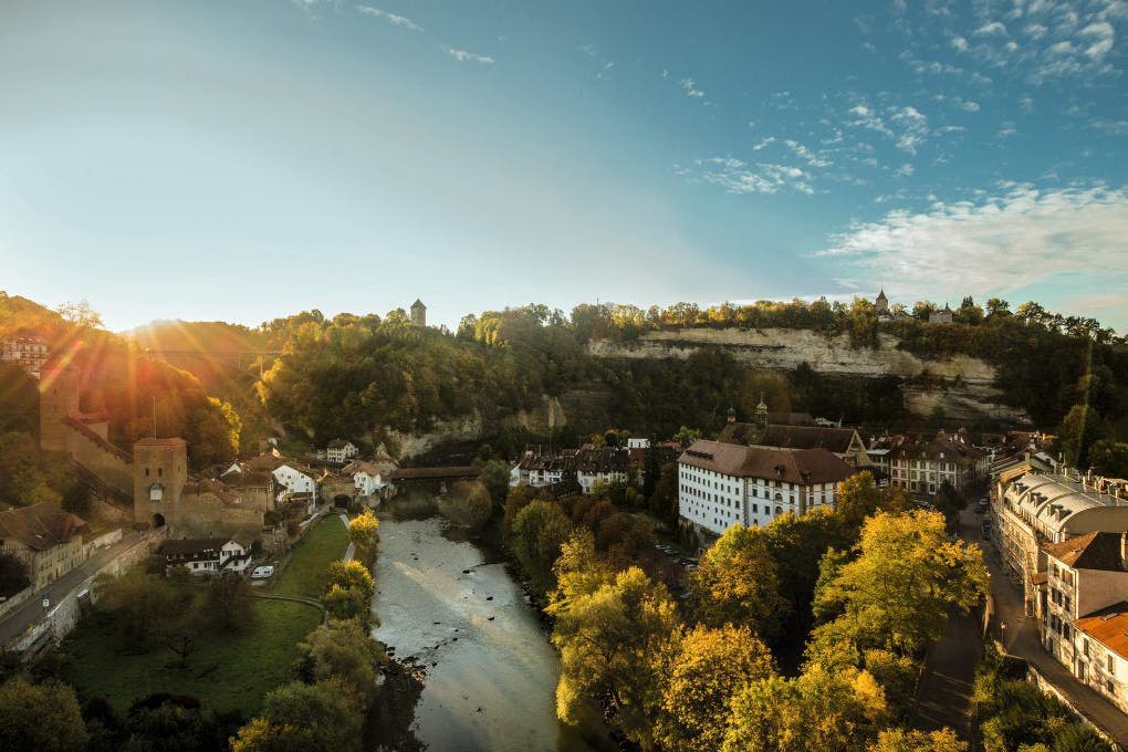 De la ville artistique et universitaire de Fribourg, on suit les gorges du Galternschlucht pour atteindre, via St. Ursen (greniers en bois) et Rechthalten (église baroque), Plaffeien par un chemin vallonné. Panorama magnifique sur le haut plateau et le Jura. Pendant l'excursion, il vaut certainement la peine de visiter le restaurant «Pinte des Trois Canards» près de Fribourg. Située dans un écrin de verdure, isolée dans la nature à l'embouchure des Gorges du Gottéron, cette table offre un cadre conviviale et chaleureux.
Cuisine de saison, cuisine régionale, le restaurant vous propose une offre variée de mets.