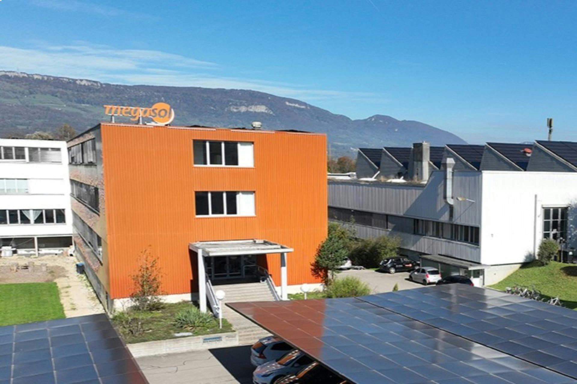Nominiert für den Prix «SVC Espace Mittelland 2025»: Megasol Energie AG, das innovative Unternehmen für Solarbaustoffe aus Deitingen, Solothurn.