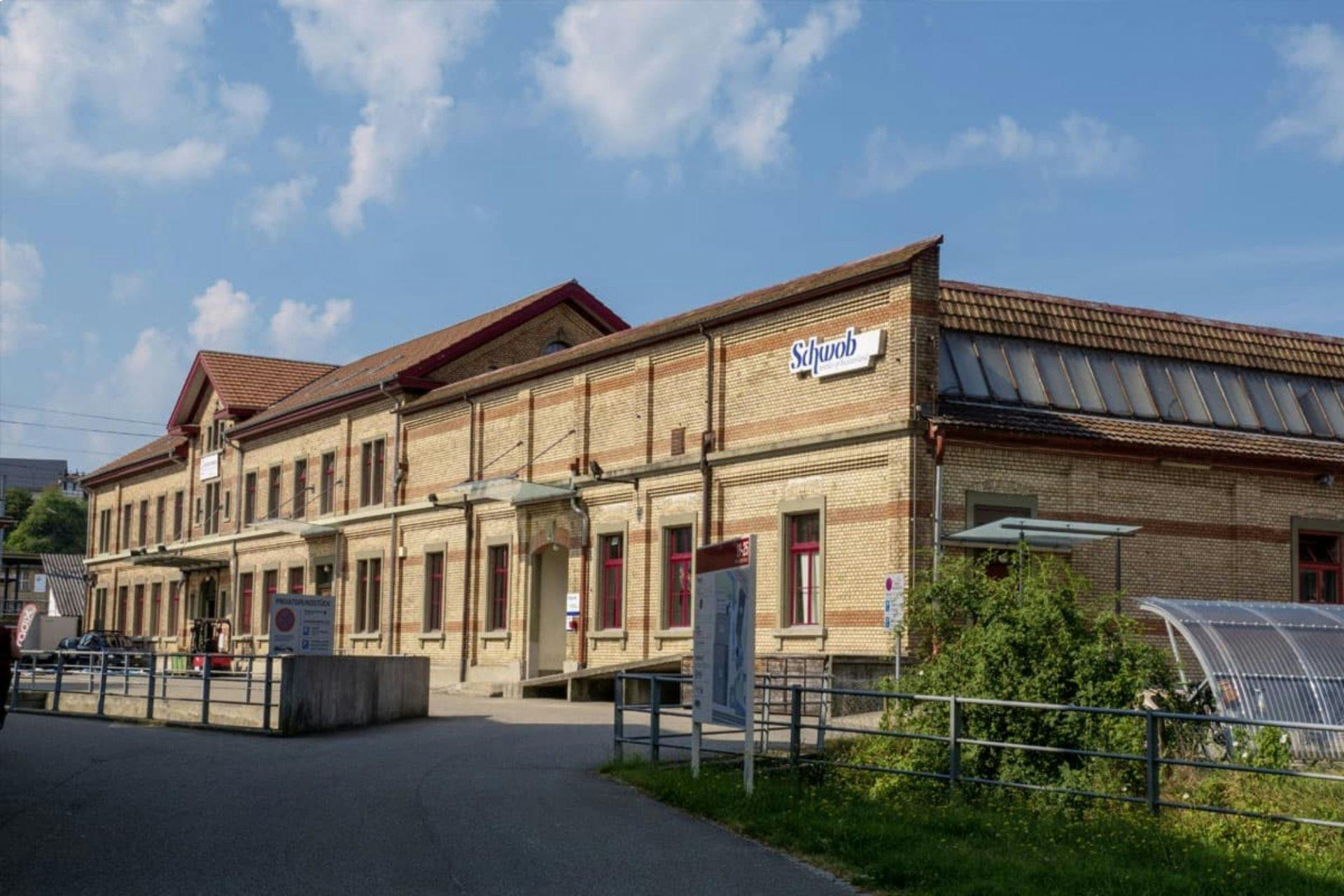 Nominiert für den Prix «SVC Espace Mittelland 2025»: Schwob AG, das traditionsreiche Unternehmen für exklusive Textilien und professionelle Textilpfle...