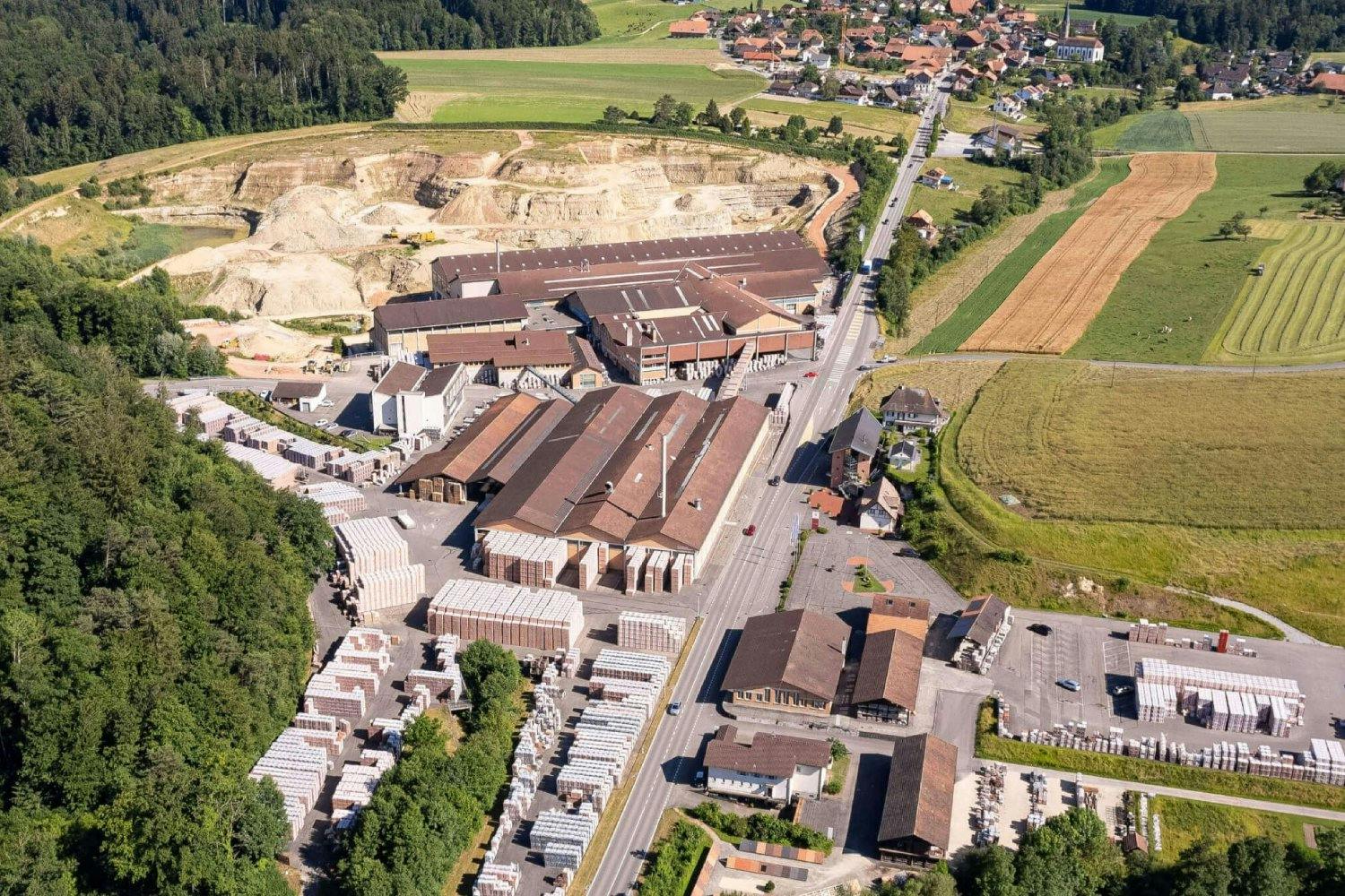 Nominiert für den Prix «SVC Espace Mittelland 2025»: Gasser Ceramic, das führende Unternehmen für Tonprodukte und innovative Solarenergie-Lösungen aus...