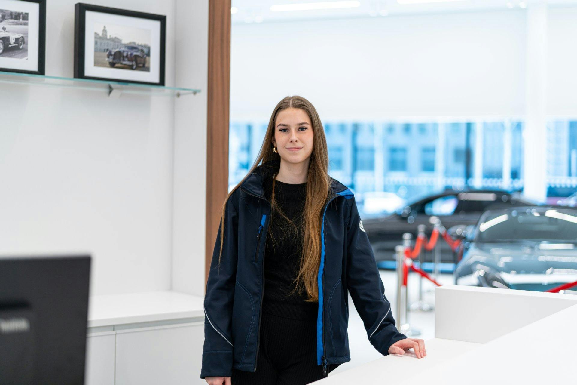 Von der Theorie zur Praxis: Jasmin Attiger berät Kundinnen und Kunden rund um Elektromobilität und moderne Antriebstechnologien.