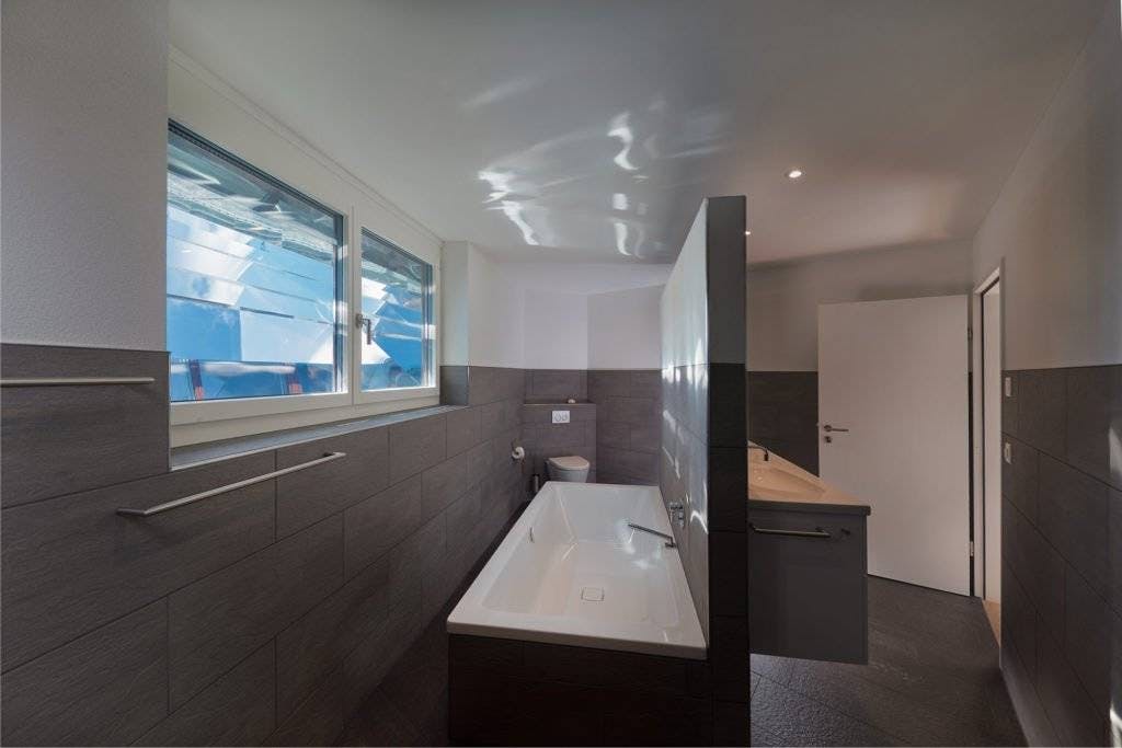 Das Badezimmer dieses Kunden befindet sich im Untergeschoss, was ohne «daylight shaft» ungemütlich wäre.