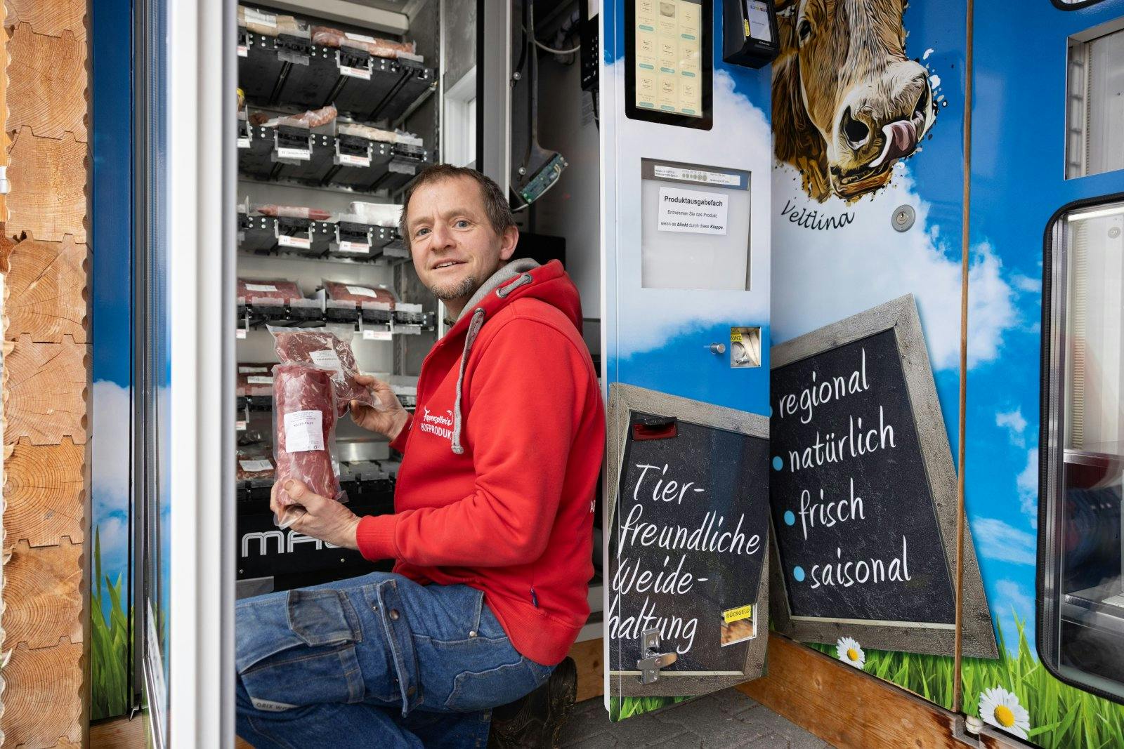 Florian Appenzeller bietet Milch, Joghurt und Kalbfleisch von seinem Hof an und verkauft diese unter anderem über seinen eigenen Automaten am Bahnhof Pfäffikon (ZH).